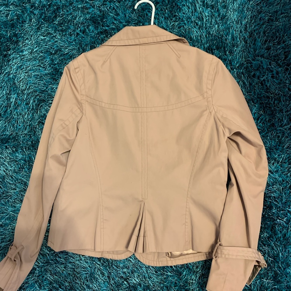 Short khaki color jacket. Pic doesn’t do it justice